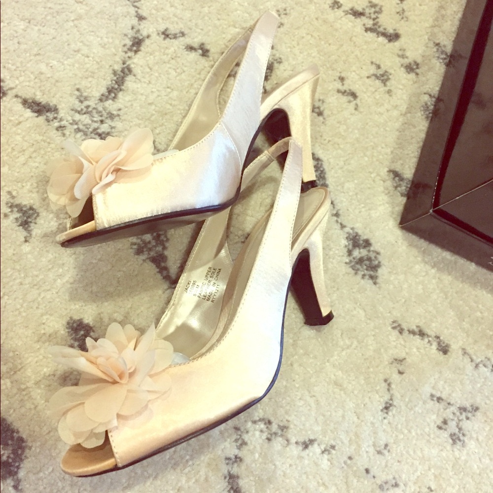Beautiful tan heels with floral toe